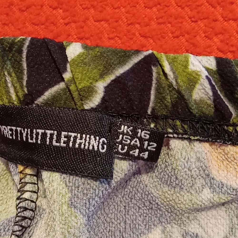 PrettyLittleThing Multicolor Leaf Print Shorts - Picture 4 of 5